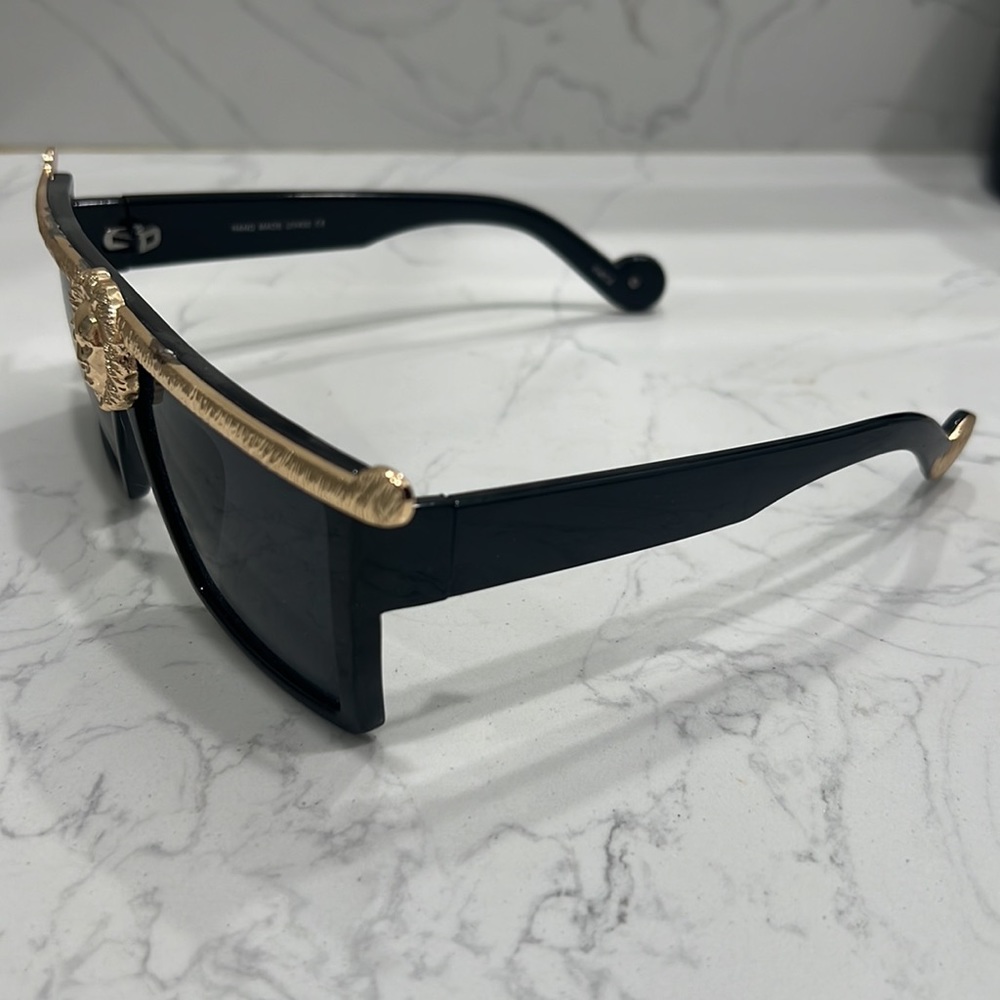 Versace style glasses worn by Helsinki in Casa de papel - Picture 2 of 4